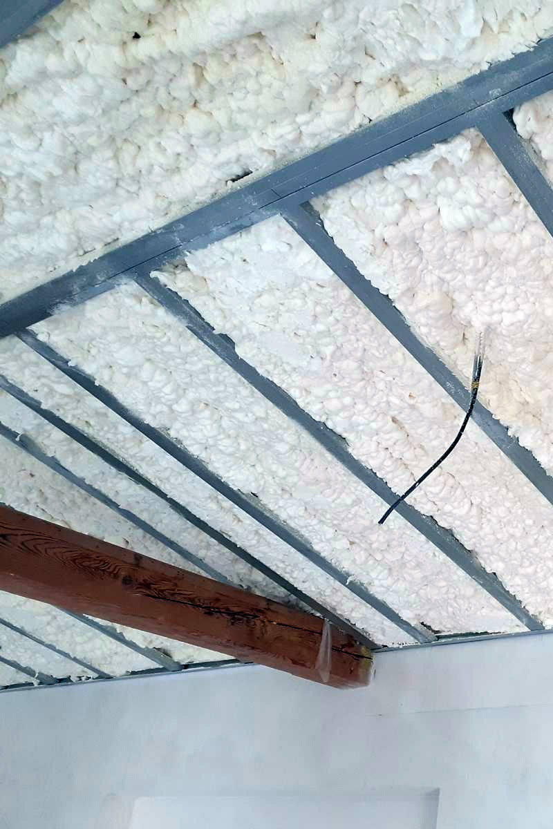 Detail aplikované stříkané pěny